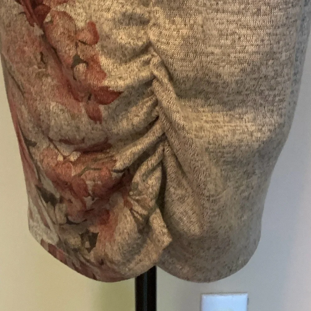 Lovely floral top-New without tag! - Picture 3 of 4